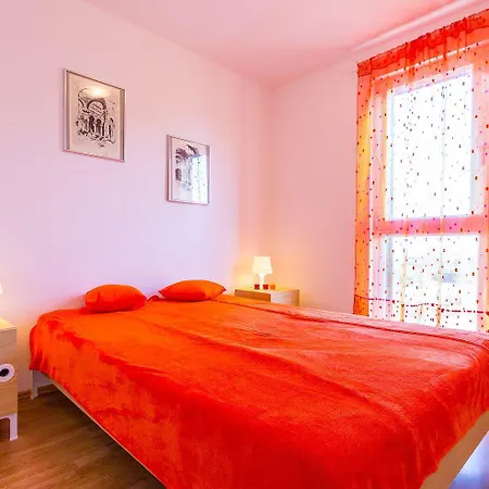 Komfortable Mit Balkon Und Meerblick Ližnjan